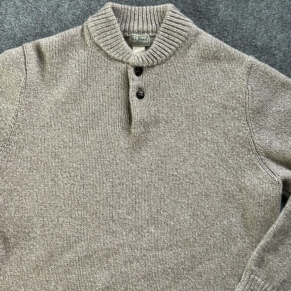 L.L. Bean Men's V-Neck Henley Sweater in Light Taupe 100% Lamb’s Wool